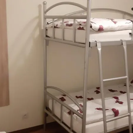 Hostel52